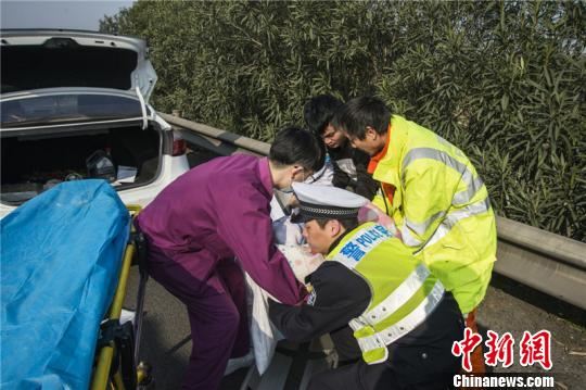 女子高速上早产交警一路护送上演“生死时速”