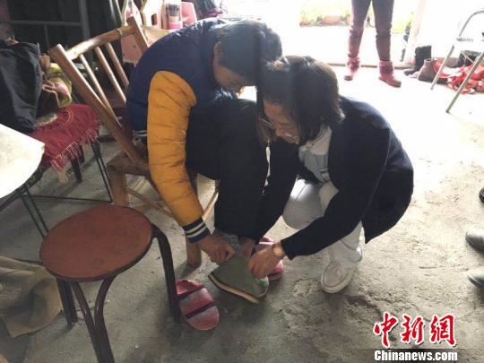 东阳市妇女儿童医院医护人员上门看望。金报东阳提供