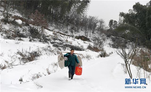 #（社会）（3）冰雪难阻投递路