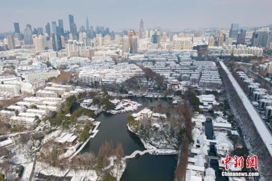 1月26日,航拍南京武定门段明城墙和白鹭洲公园。当日,一场暴雪后的南京迎来晴好天气,建筑仿佛披上白色“婚纱”,尤显浪漫气质。<a href= 1月26日,航拍南京武定门段明城墙和白鹭洲公园。当日,一场暴雪后的南京迎来晴好天气,建筑仿佛披上白色“婚纱”,尤显浪漫气质。<a target='_blank' href='http://www.chinanews.com/'></p>中新社记者 泱波 摄
