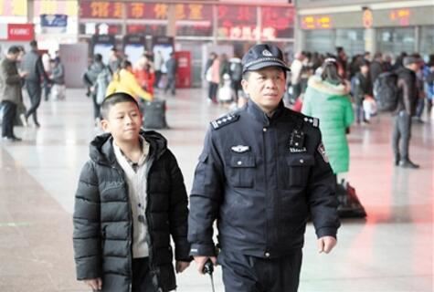 归家途中他们让人心安“东西收好”成乘警口头禅