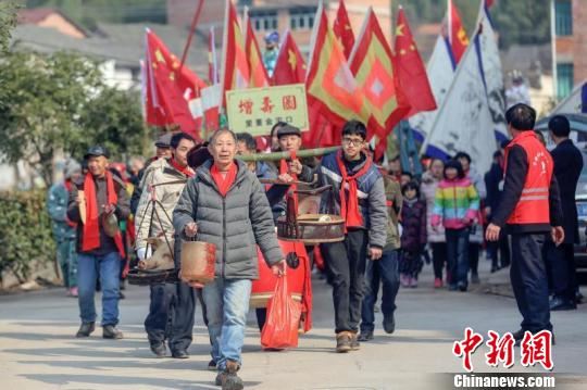 村民最传统的方式辞旧岁，迎新年 王萍 摄