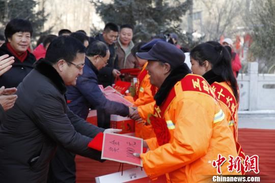 图为参与活动的嘉宾为互助县最美环卫工人颁奖。　张海雯 摄