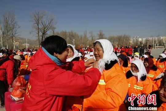 图为郭生芳为环卫工人发放物资。　葛修远 摄