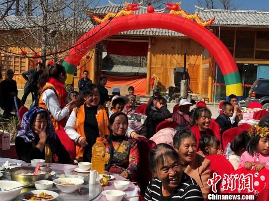 农村淘宝直播为留守老人送迎新宴盼农产品走向全国