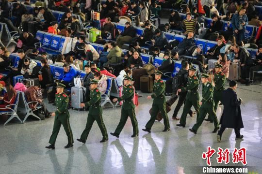 图为武警宁波支队执勤官兵在铁路宁波站内巡逻。　殷福军 摄