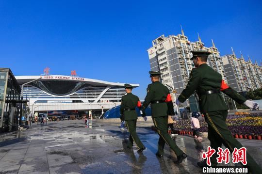 图为武警宁波支队执勤官兵在铁路宁波站内巡逻。　殷福军 摄