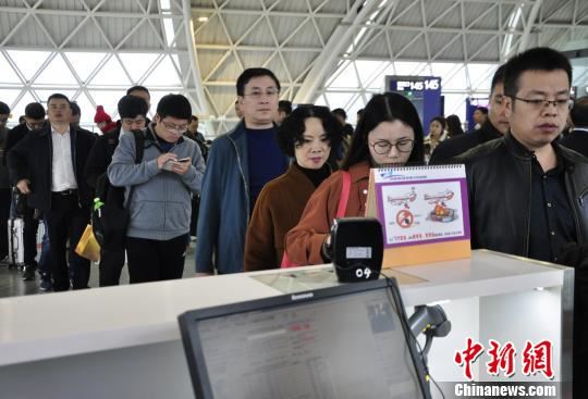 成都机场迎来旅客出游高峰预计出港旅客突破8万人次