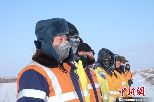 “神州东极”养路人：七级大风中高空“起舞”