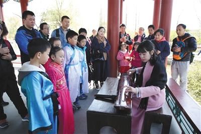 4月7日,中国园林博物馆,小学生在中国古代园林厅内“兰亭修禊”场景体验园林文化。新京报记者 侯少卿 摄 4月7日,中国园林博物馆,小学生在中国古代园林厅内“兰亭修禊”场景体验园林文化。新京报记者 侯少卿 摄
