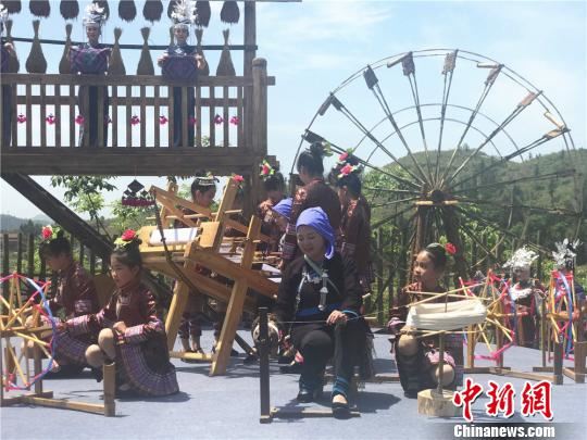 歌会上展示国家级非物质文化遗产侗锦织造技艺。　刘着之 摄