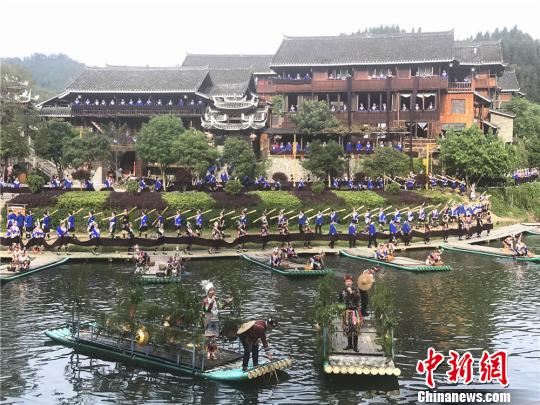 皇都分会场上演《听天籁》大型民俗演出。　刘着之 摄