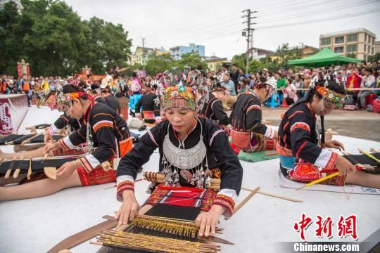 海南“三月三”黎族苗族服饰走秀上演“最炫民族风”