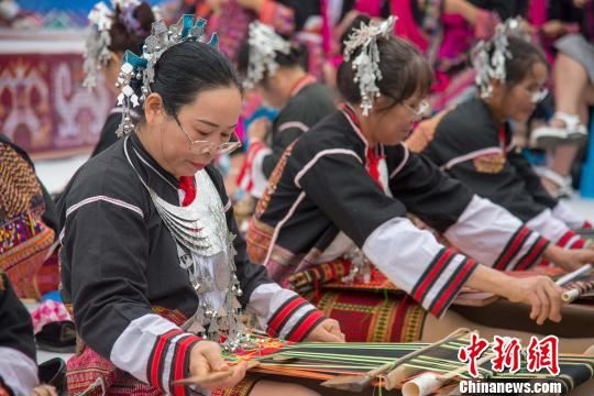 图为黎族妇女展示织锦。　洪坚鹏 摄