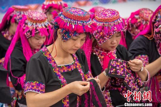 图为苗族刺绣。　洪坚鹏 摄