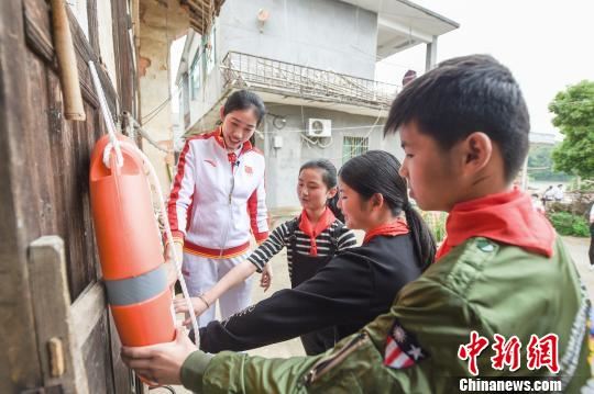 “一家一个救生圈”项目主要面向水患易发乡村，以户为单位免费发放专业救生圈，并要求每家的救生圈都悬挂在大门附近显眼处墙壁上，实现全村应急共享。　鲍赣生 摄