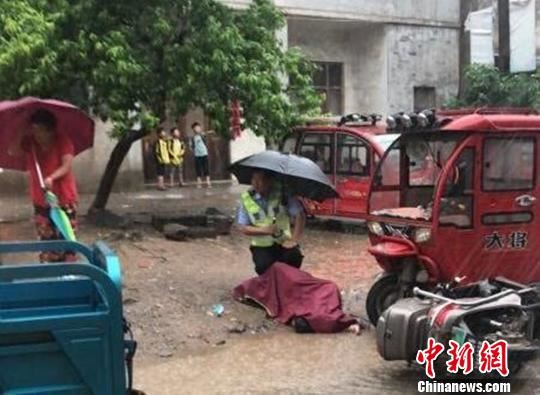 苏北大雨酿车祸好交警为昏迷老人撑起“爱心伞”