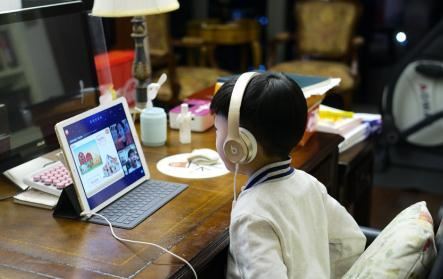 小朋友在上VIPKID课程 点击进入下一页