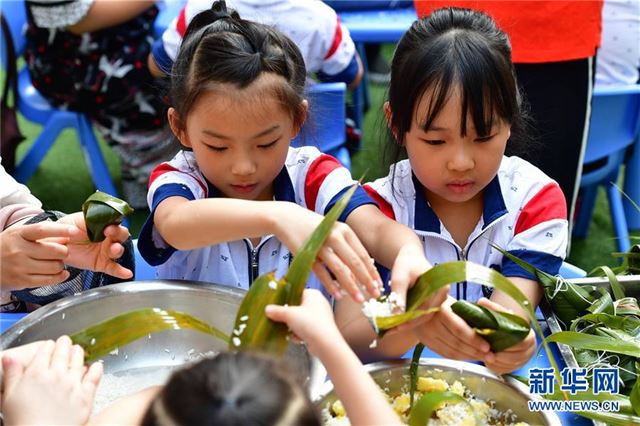 （社会）（1）郑州：幼儿园里迎端午