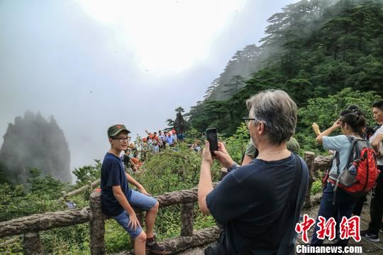 近日，众多中外游客前往安徽黄山风景区避暑休闲游玩 李金刚 摄