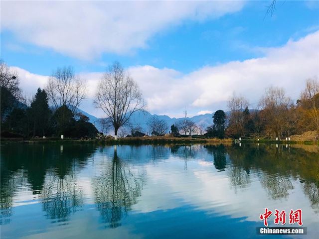 甘肃文县现“江南春景” 水天一色辉映成画