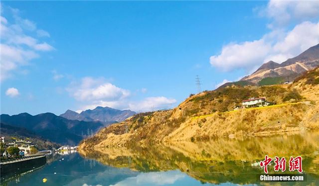 甘肃文县现“江南春景” 水天一色辉映成画