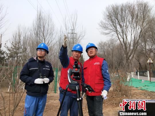 图为青海电网首次应用远程激光异物清除器处理树障作业现场。　张永发 摄