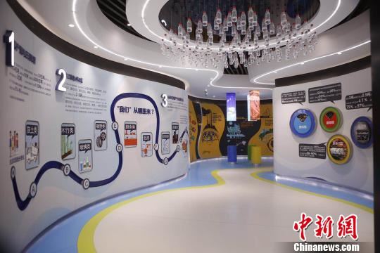 体验区还设有废物利用创意展示区和实物展示桌，参观者可以通过互动游戏在娱乐中体验垃圾分类的过程。　冯嘉伟 摄