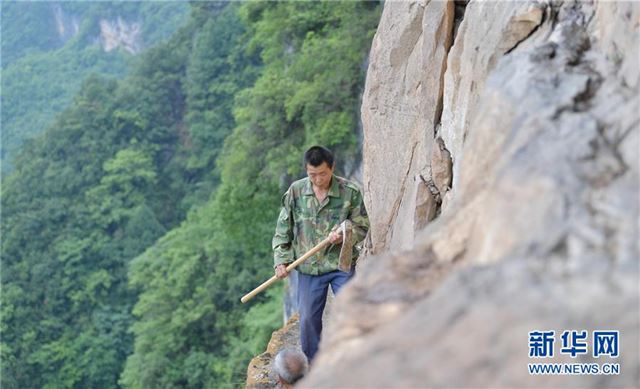 #（社会）（1）湖北巴东：绝壁修路人