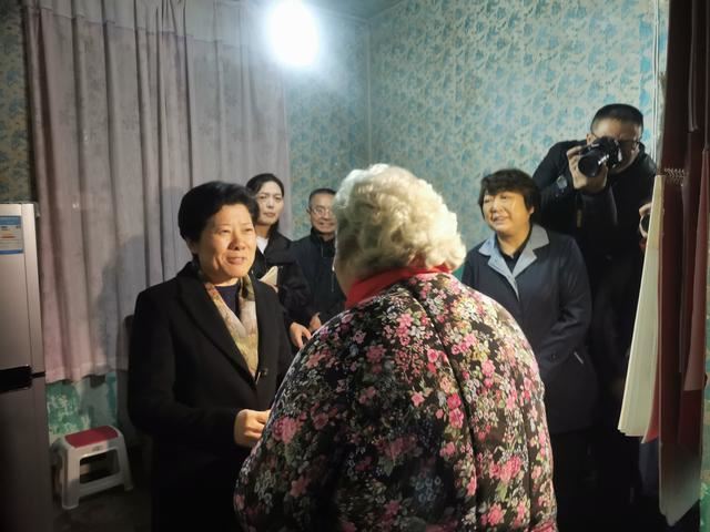 湖南建工节前送祝福 暖情一寒冬