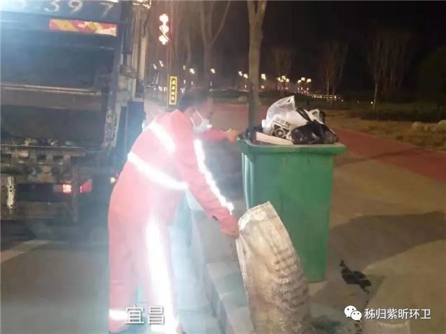紫昕环卫人：春节坚守岗位 用心扮靓城市