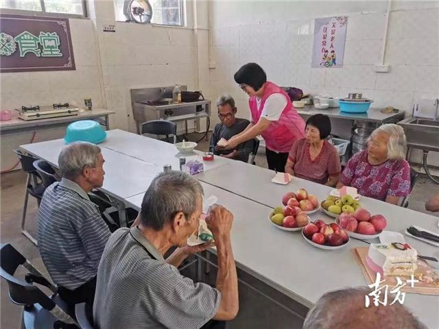 红海湾经济开发区遮浪滨海风情美丽乡村示范带上的老年爱心食堂