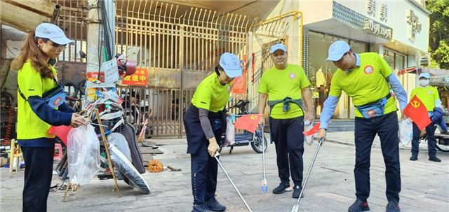 福建泉州举行首届新泉商游古城徒步活动