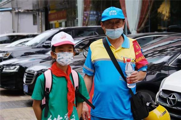 芜湖路街道茶亭社区:大手拉小手 酷暑送
